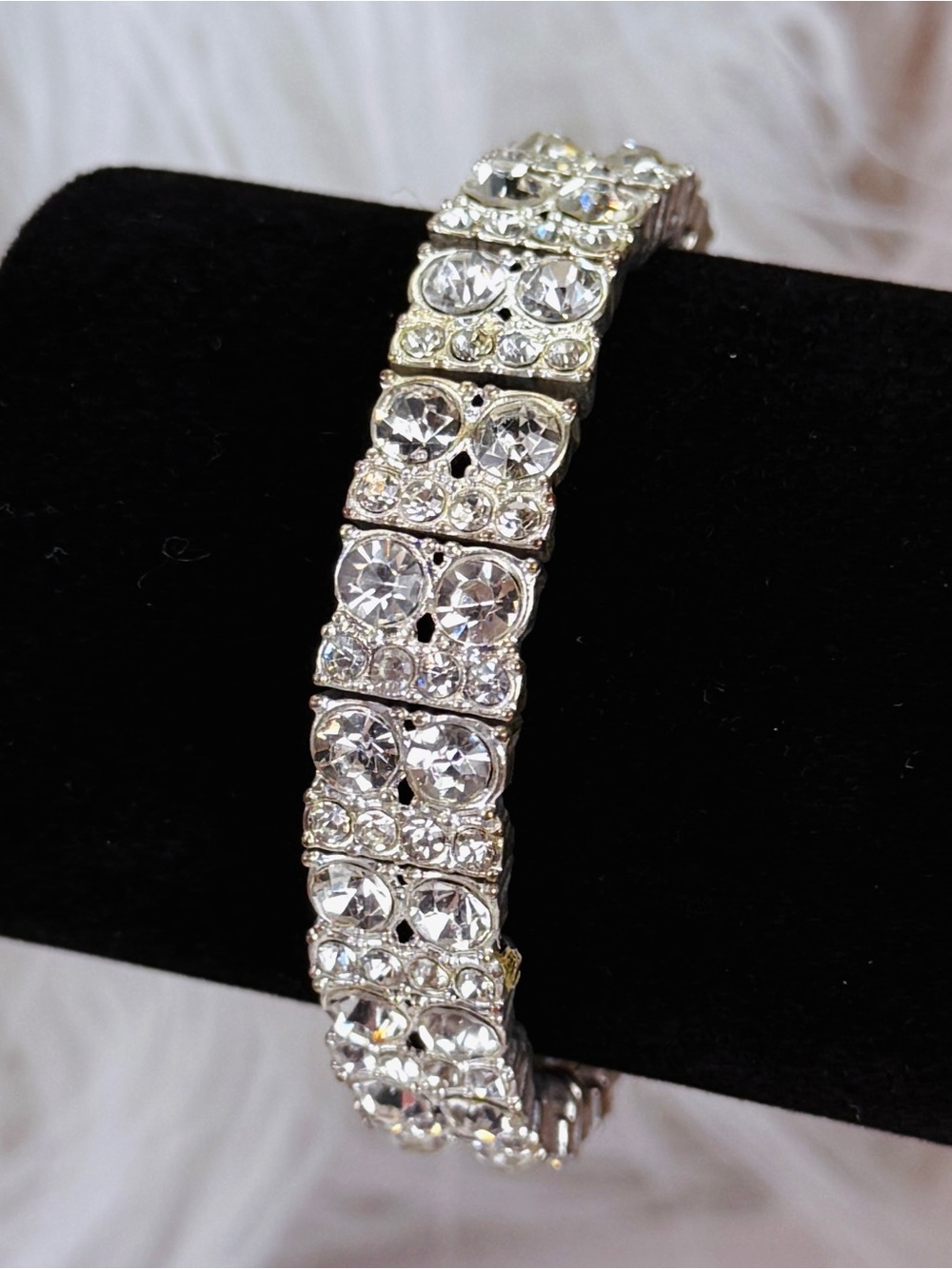 Beautiful vintage, silvertone bling, lightweight stretch bracelet